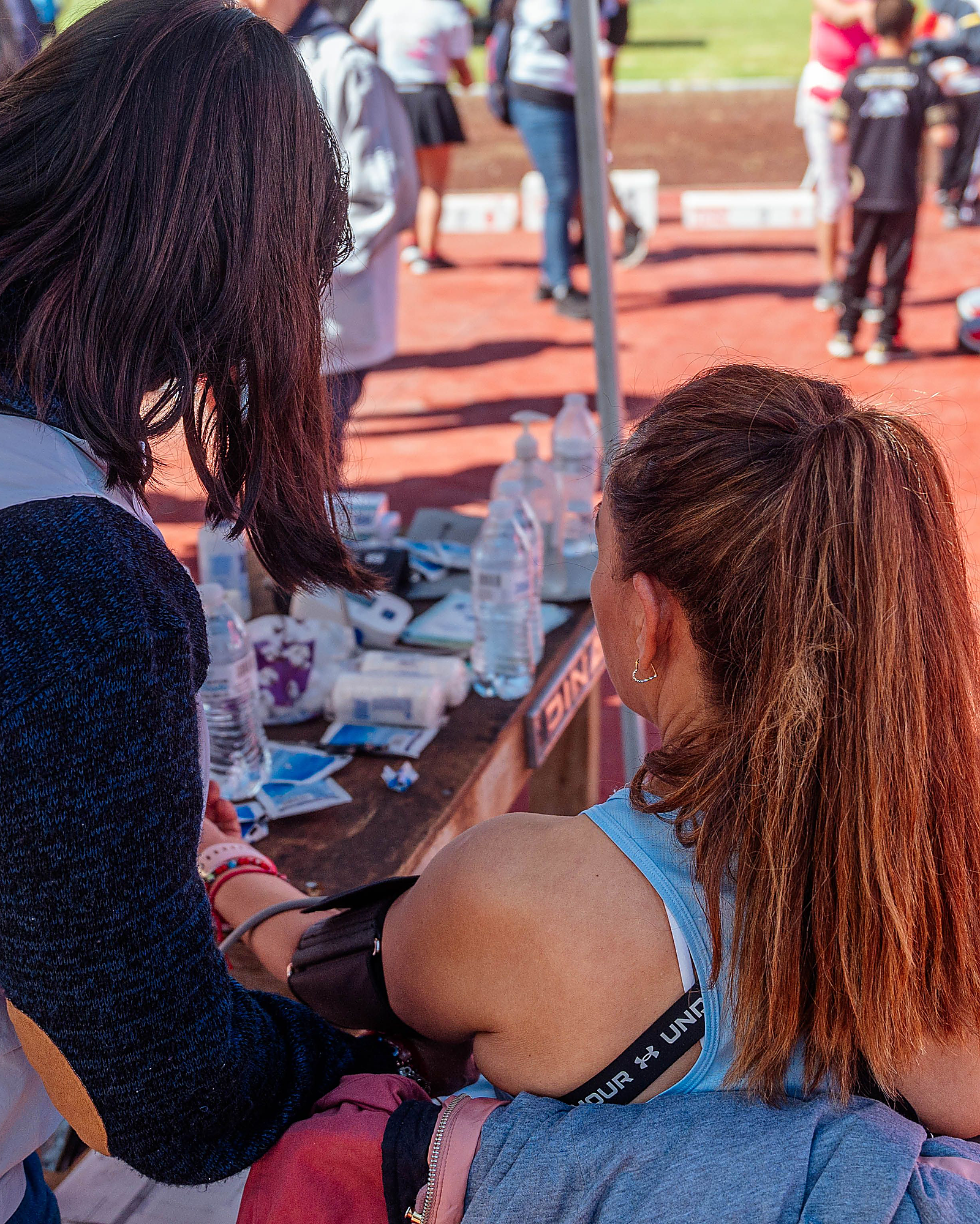 Personal sanitario prestando primeros auxilios en un evento deportivo